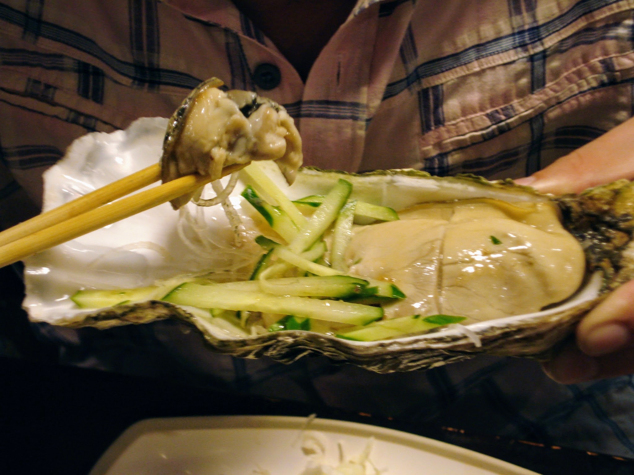 Hatalmas osztriga egy japán étteremben.