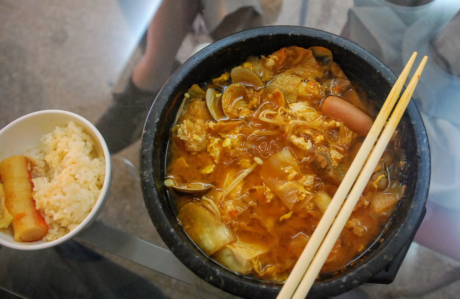 Koreai csípős leves vegyes betéttel.