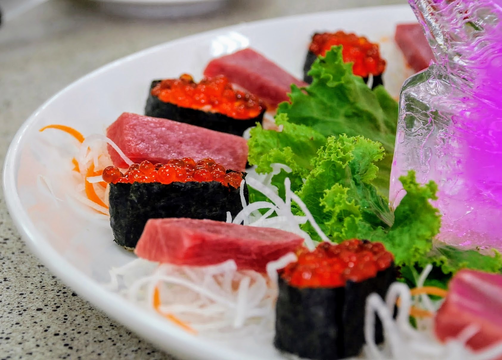 Gyönyörű szusi tonhal és lazac kaviár felhasználásával.