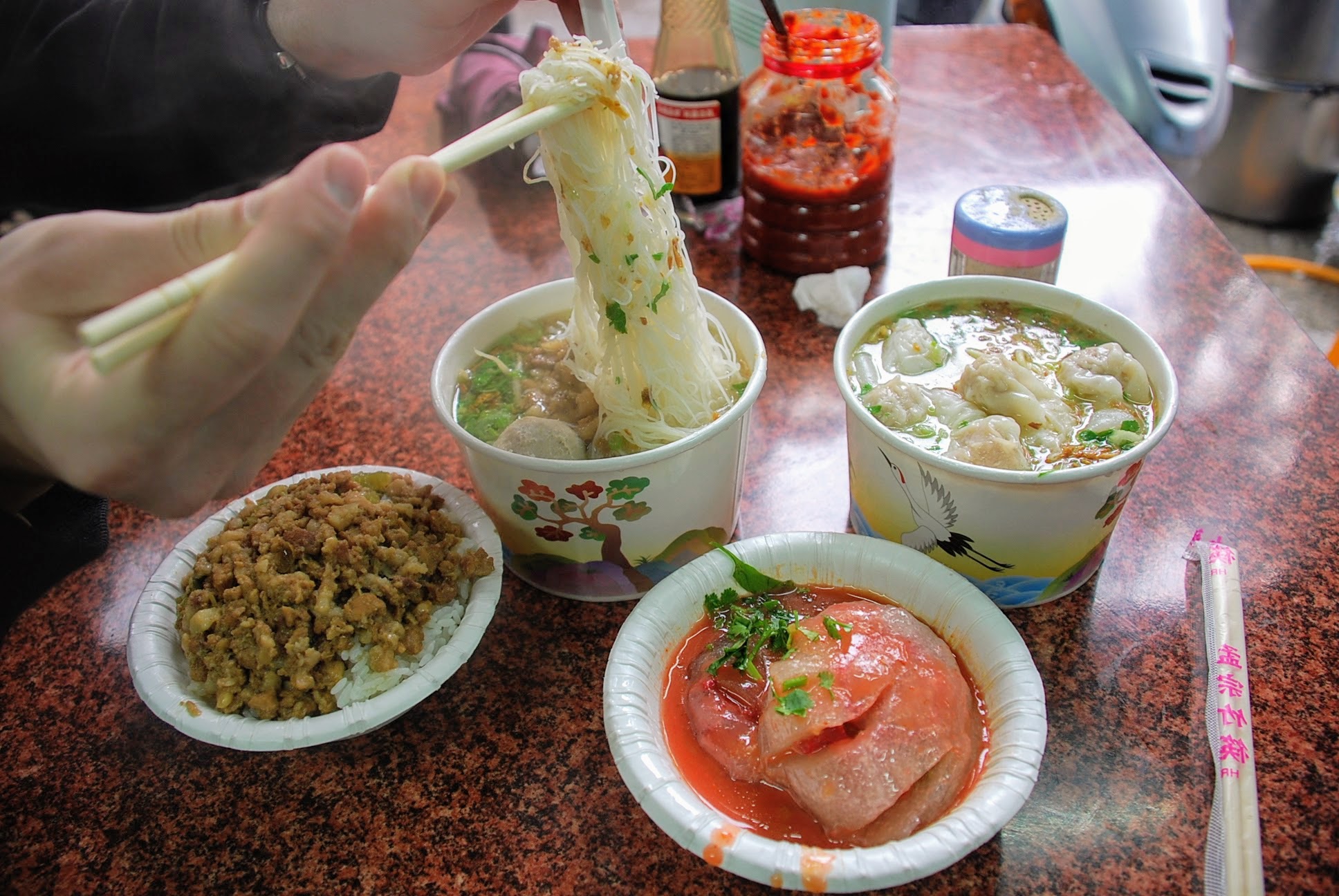 Tipikus tajvani utca kifőzde (street food): tészta, húsgombóc, húsos rizs és az az összevágott bigyó, amit soha nem tudtam megkedvelni. Többen kérdezték, mi azt, de annyira nem kedveltem, hogy már arra sem emlékszem, miből készül és mi van benne. 