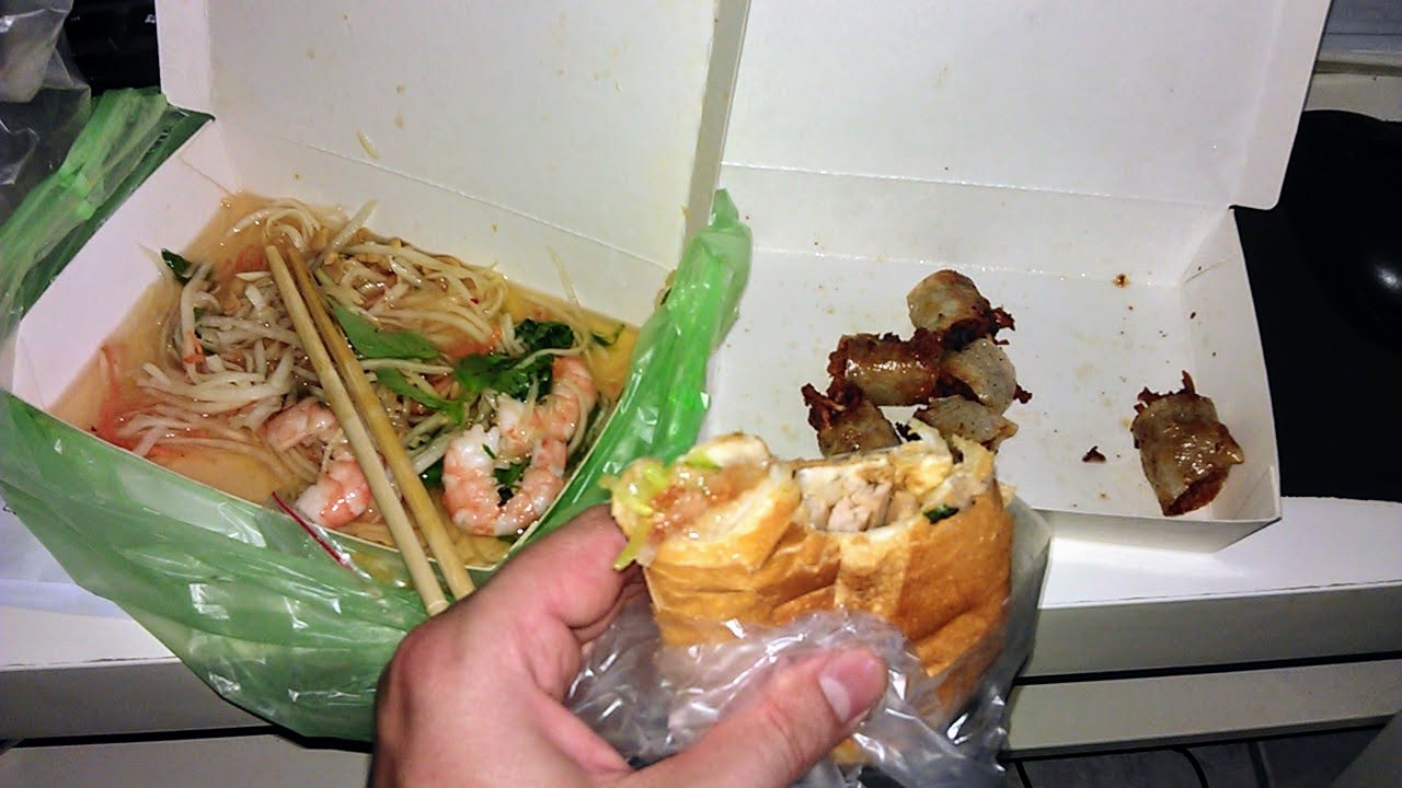 Ételsor a vietnami kisbüdösből: szendvics (Bánh mì), tavaszi tekercs és rákos papajasaláta. 