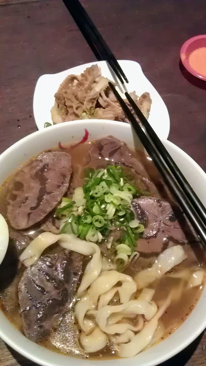 Egy másik fajta beef noodles, azaz marhahúsleves tésztával, előtte pedig pacal, ami Tajvanon egy hideg előétel. 