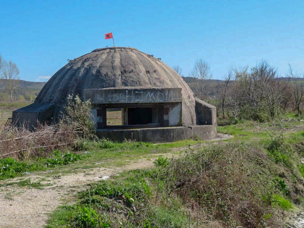 Darézezé e Re beach felé vezető bekötő út melletti bunkerek, melyek egész Albániában fellelhetőek