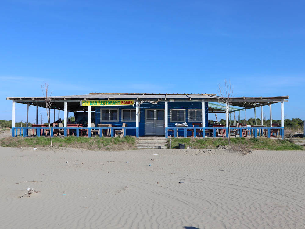 Darézezé e Re beach egyik elhagyatott üres étterme. Vajon kinyit a nyáron?