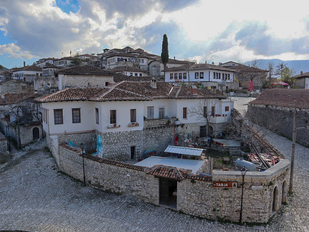 Berat, az ezerablakú város