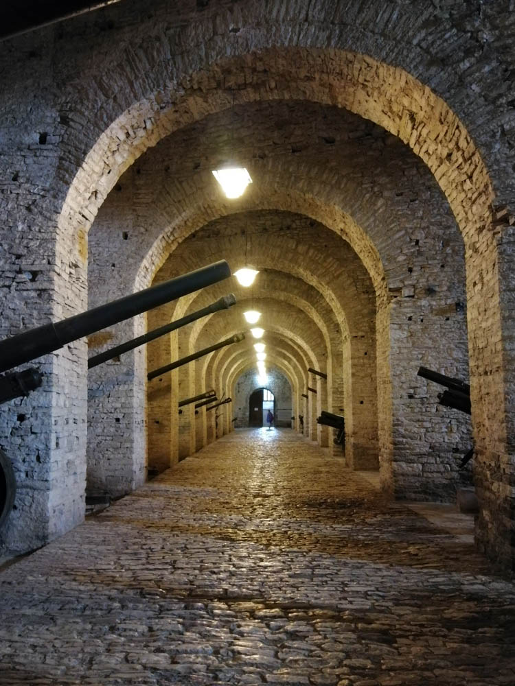 Fegyver múzeum a fellegvárban, Gjirokaster
