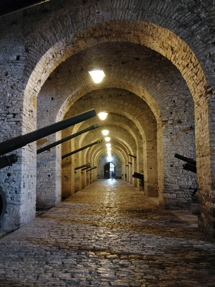 Fegyver múzeum a fellegvárban, Gjirokaster