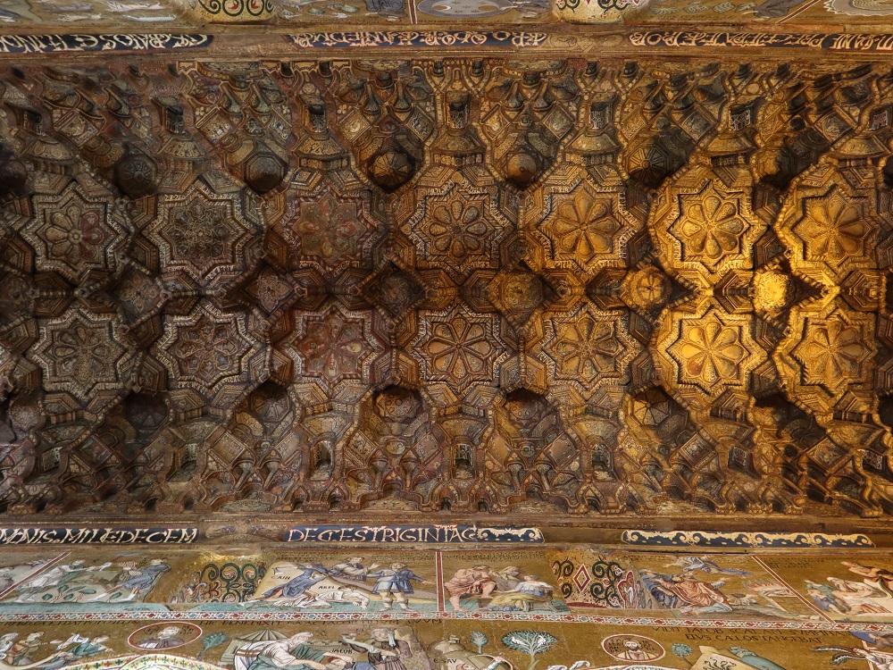 A palotai kápolna gyönyörű fafaragásos mennyezetének egy részlete