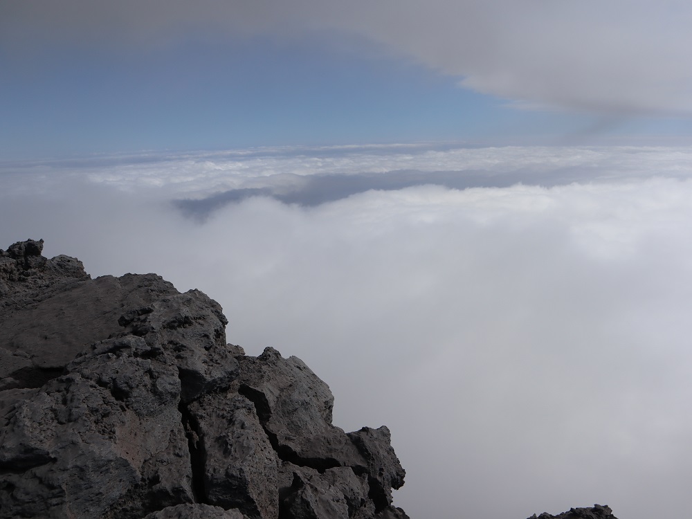 Etna egyik legnagyobb krátere felhőkbe búrkolózva