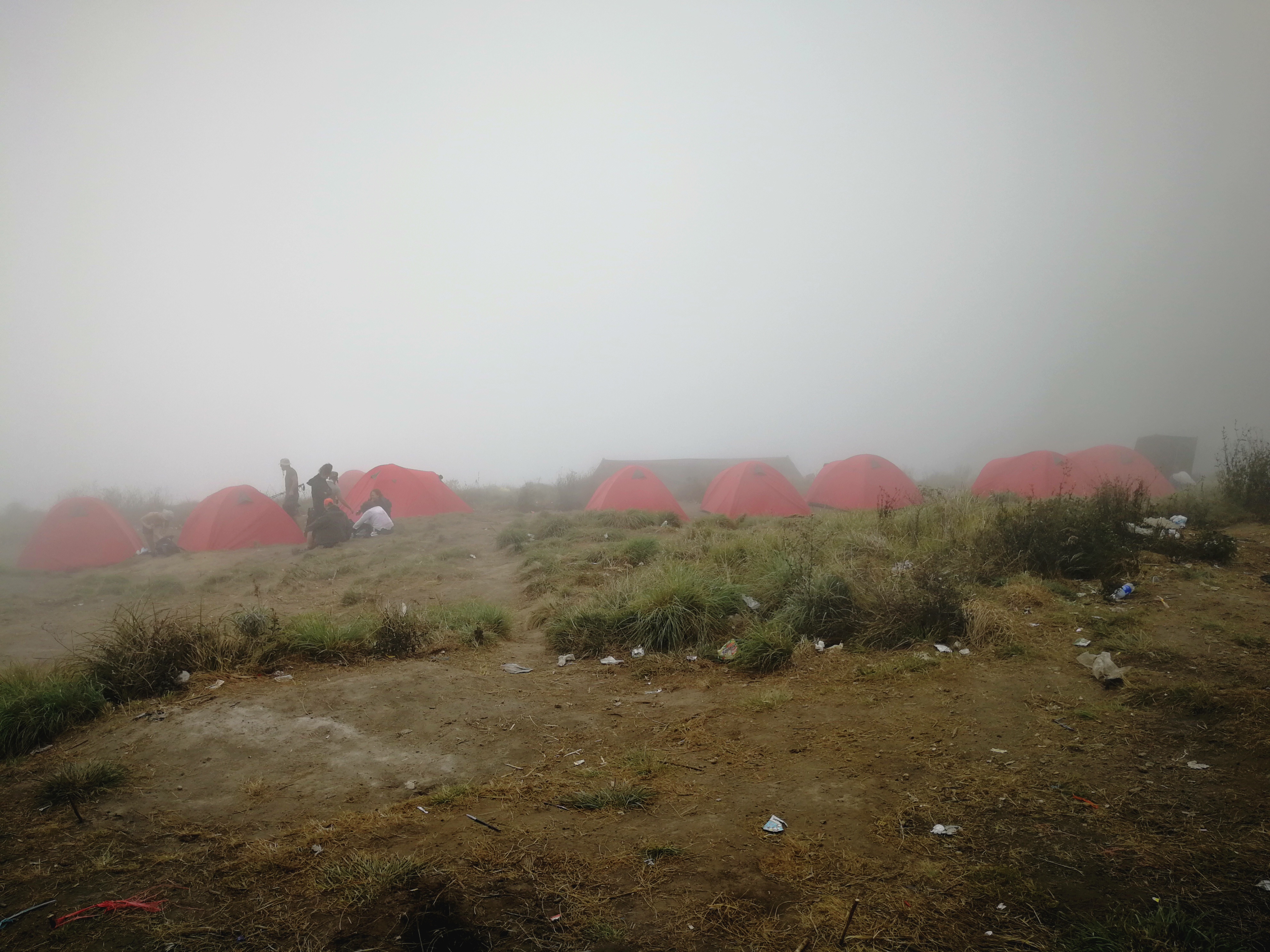 Ködben/felhőben úszó táborunk 2639 m-en
