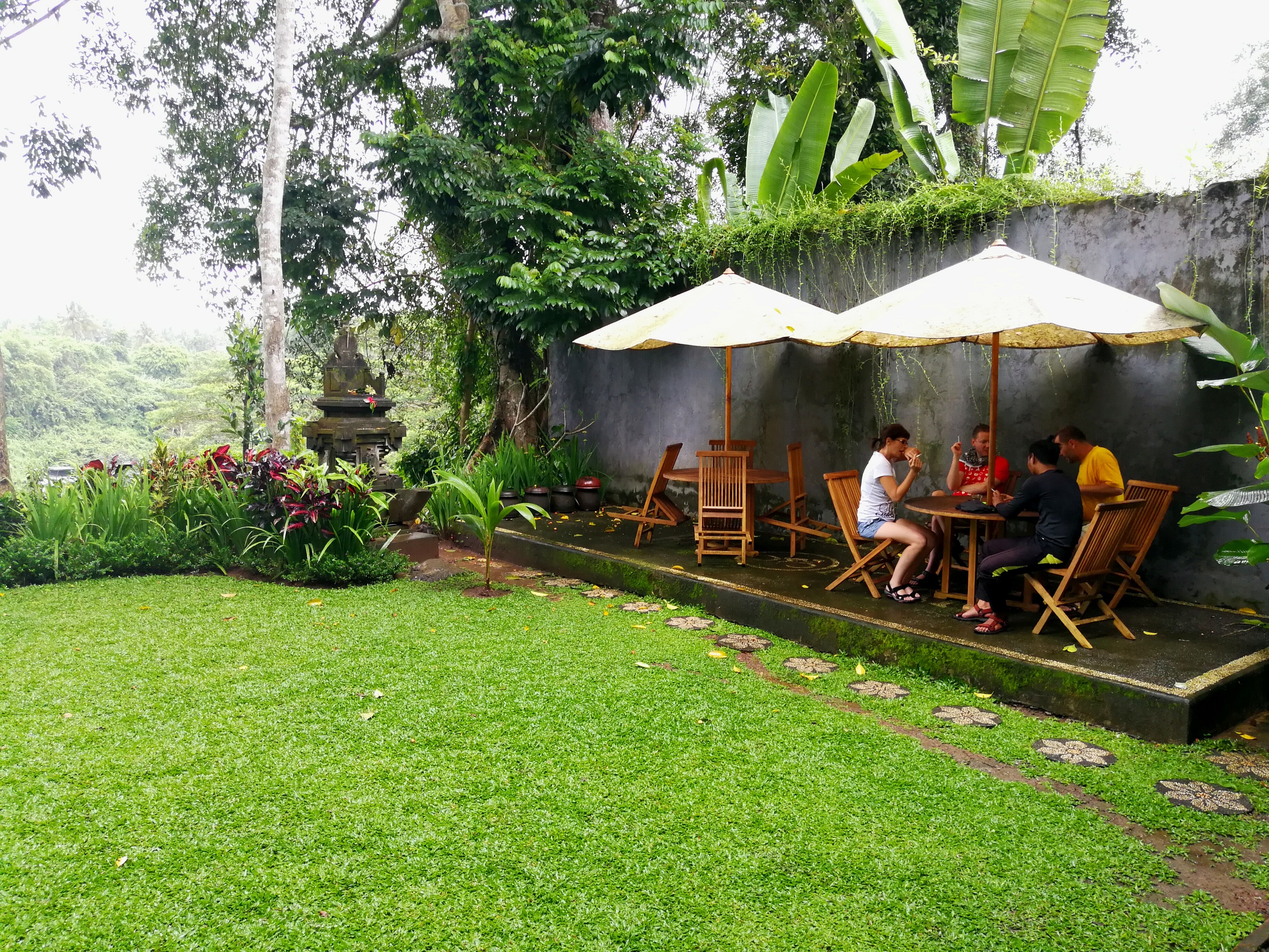 Az indonéz ház udvarán, az ebédünk helyszíne