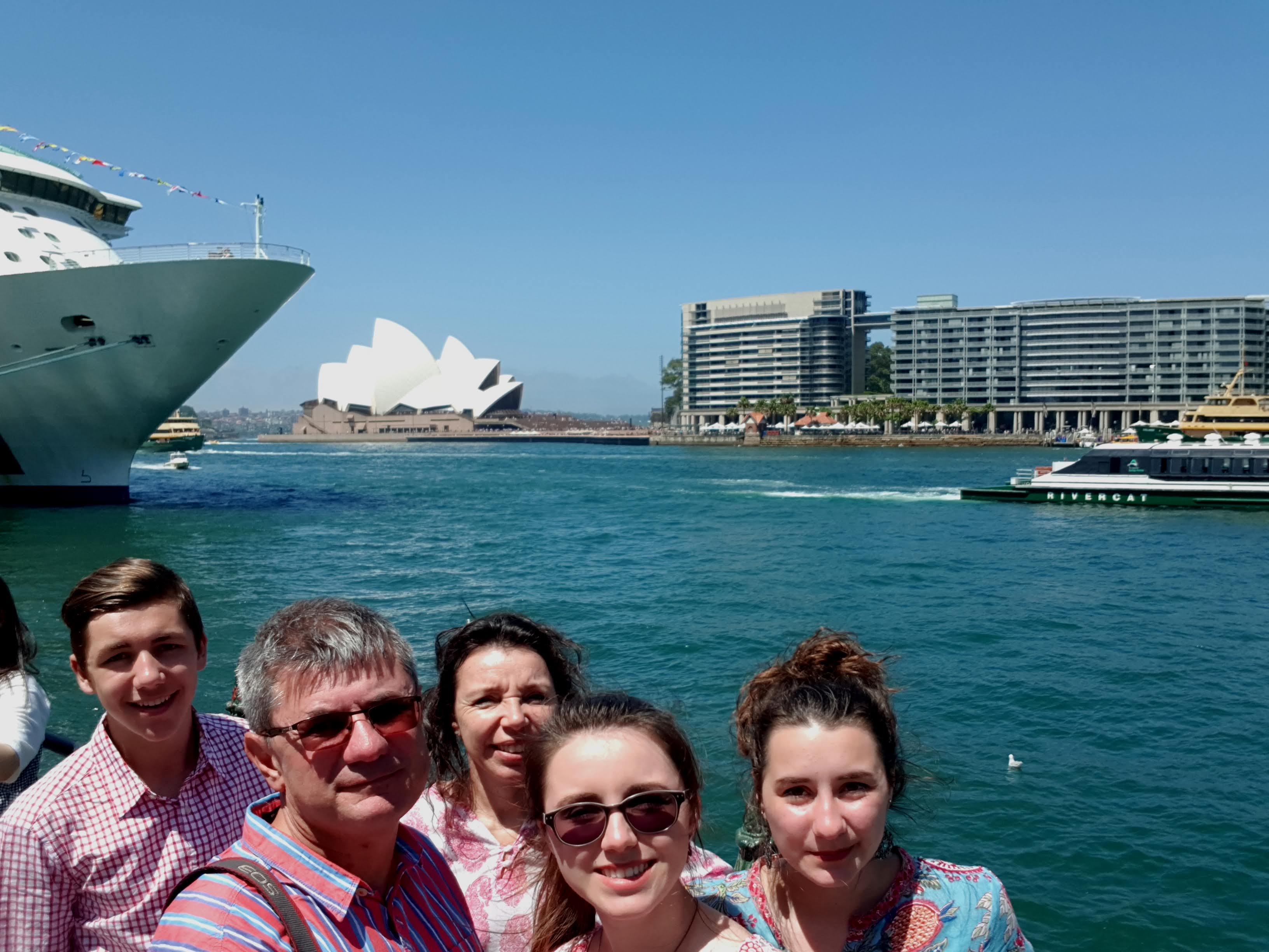 Az operaház a Circular Quay partjáról (ami egybként a nevével ellentétben téglalap alakú)