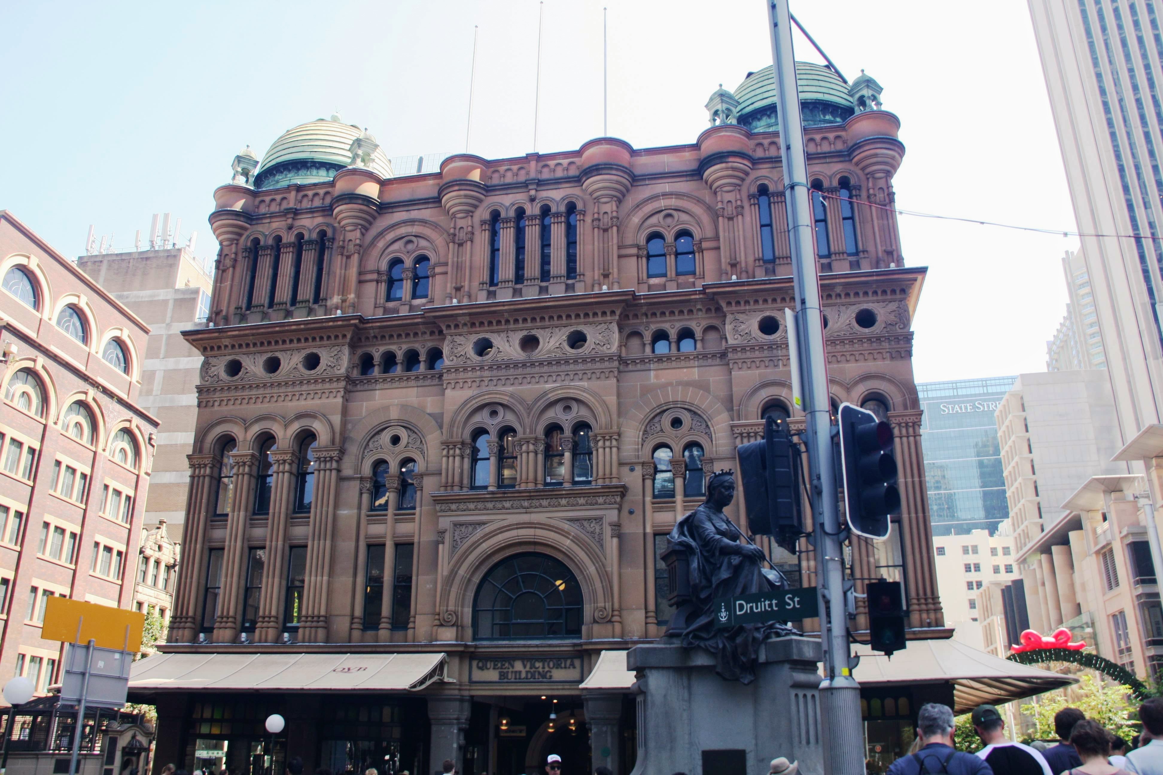 A Queen Victoria Building (QVB). Előtte egy Viktória kiránynő szobor van, amelyet az írek ajándékoztak Syndey-nek. Nekik nagyon nem kellett. Az épület ma méregdrága bevásárlóközpont.