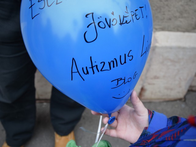 Anyám könnyű álmot ígért..