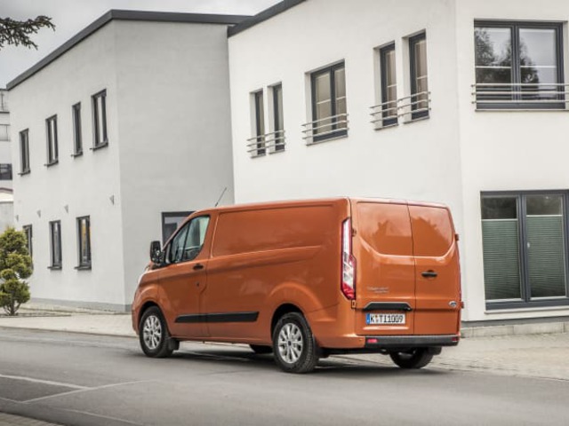 Új Ford Transit Custom: Európa legkelendőbb 1 tonnás áruszállítója még stílusosabb és modernebb lett
