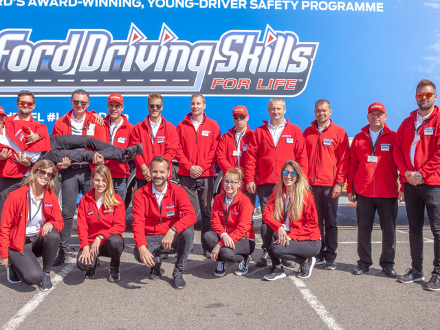 A Ford virtuális DSFL programjában a FordZilla Team pilótái számítógépes játékokkal segítenek a fiatal európai autósoknak, hogy biztonságosabban vezessenek