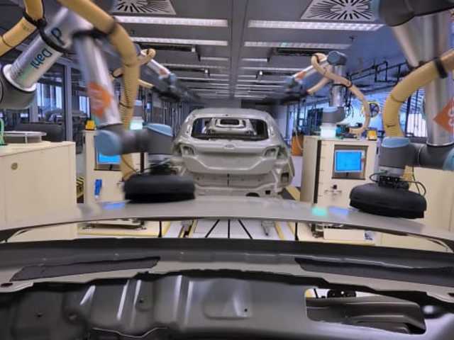 A Ford arra programozza robotjait, hogy segítsék egymás és az emberek munkáját a Fiesta gyártósorán