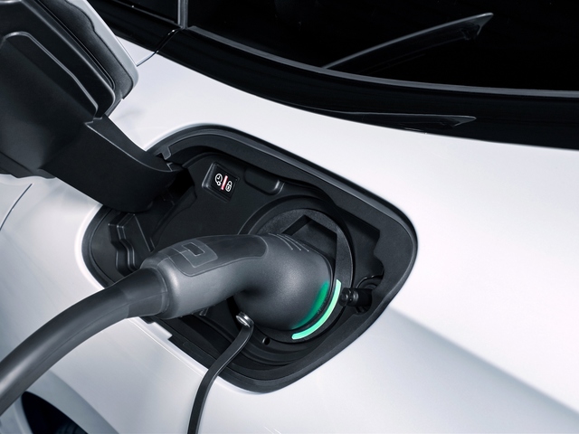 Ingyen "üzemanyag" minden elektromos Peugeot vásárlójának