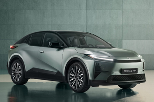 A Toyota is a konnektor felé fordul: itt a C-HR+!