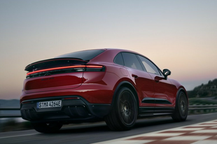 Ledől egy újabb dominó: itt az elektromos Macan GTS!