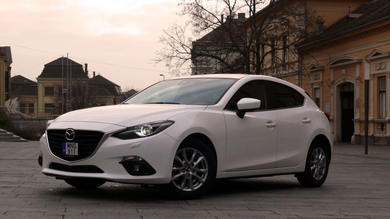 a_mazda3_3_medium.jpg