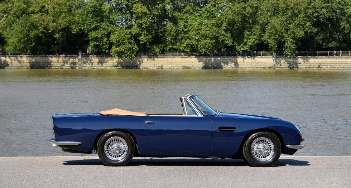 Díszítsd az őszt ezzel a mesés Aston Martin DB6 Volante-t