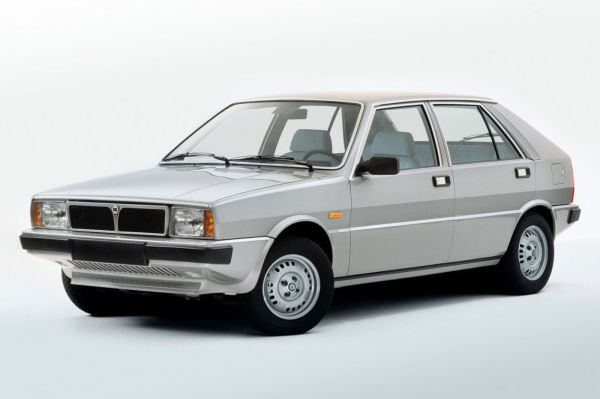 Lancia Delta 1.8T Platino: A legmagasabb szintű változat