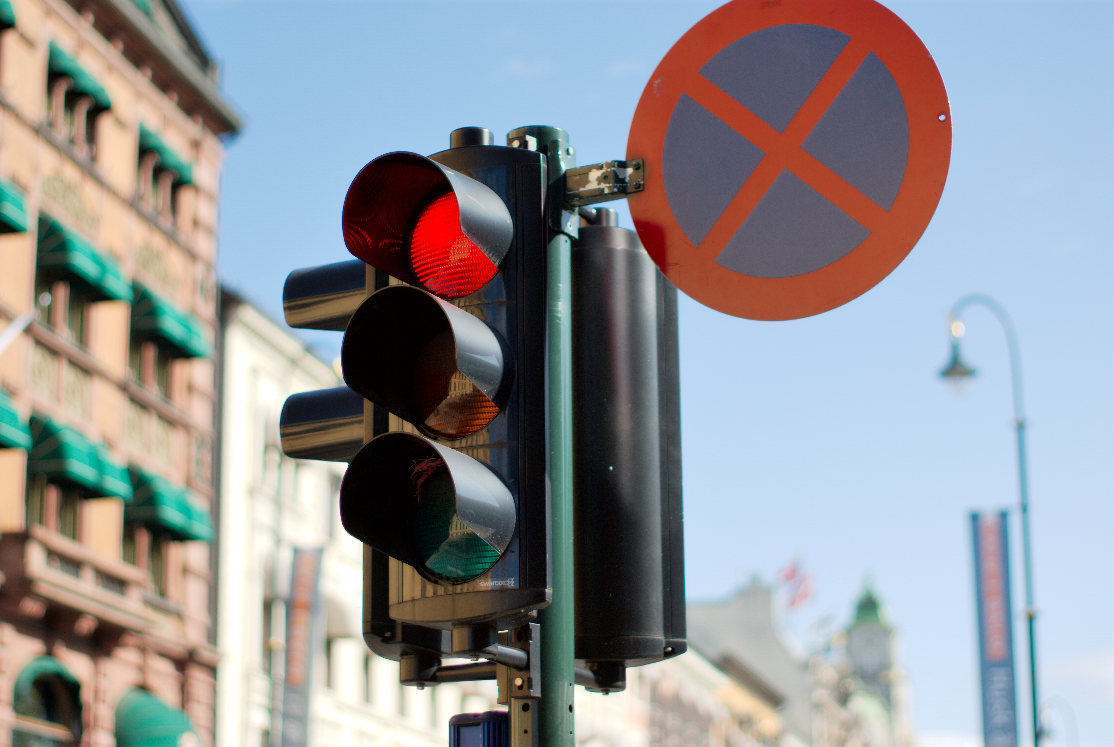 red_streetlight_on_karljohan_in_oslo.jpg