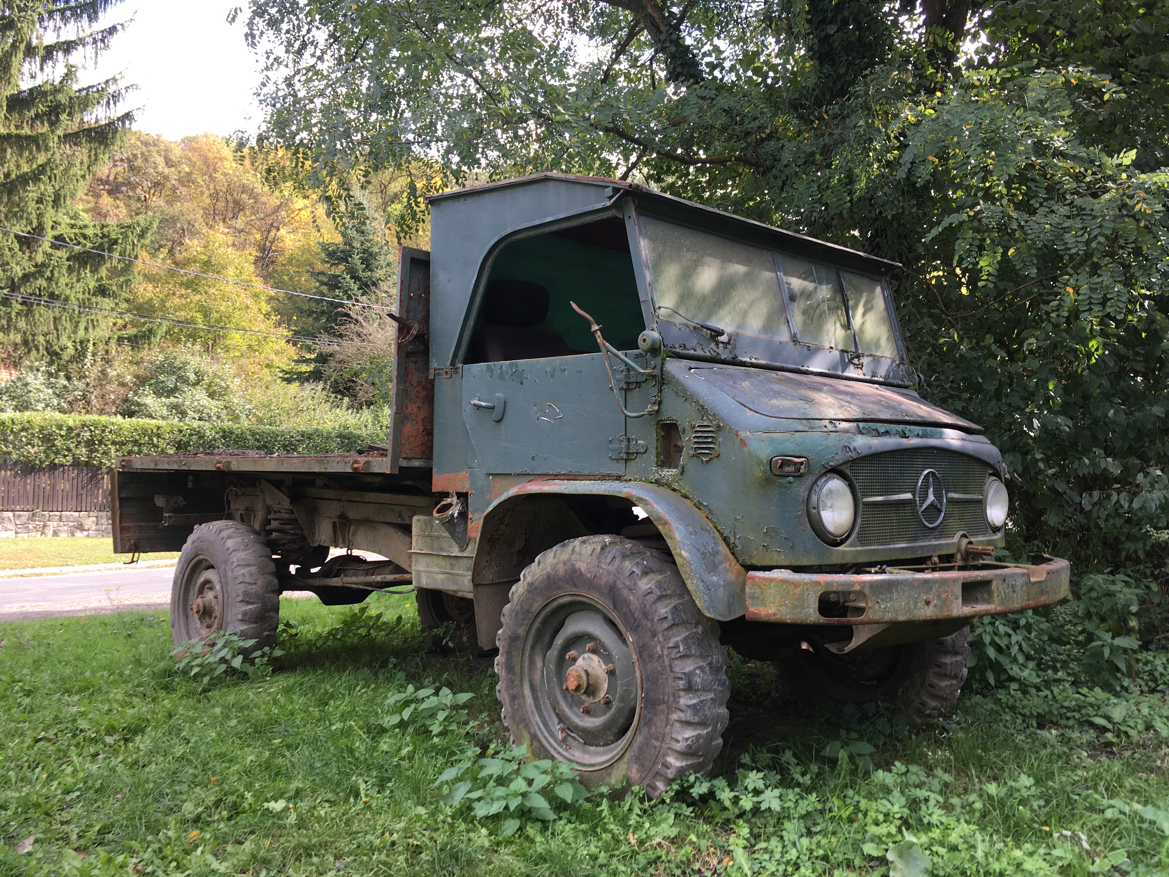 Simogatni való: út szélén porladó Mercedes Unimog