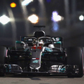 Lewis Hamilton győzött a szingapúri éjszakában