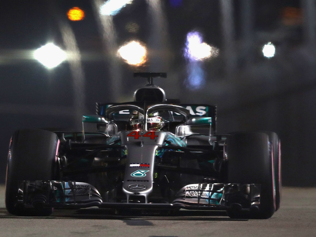 Lewis Hamilton győzött a szingapúri éjszakában