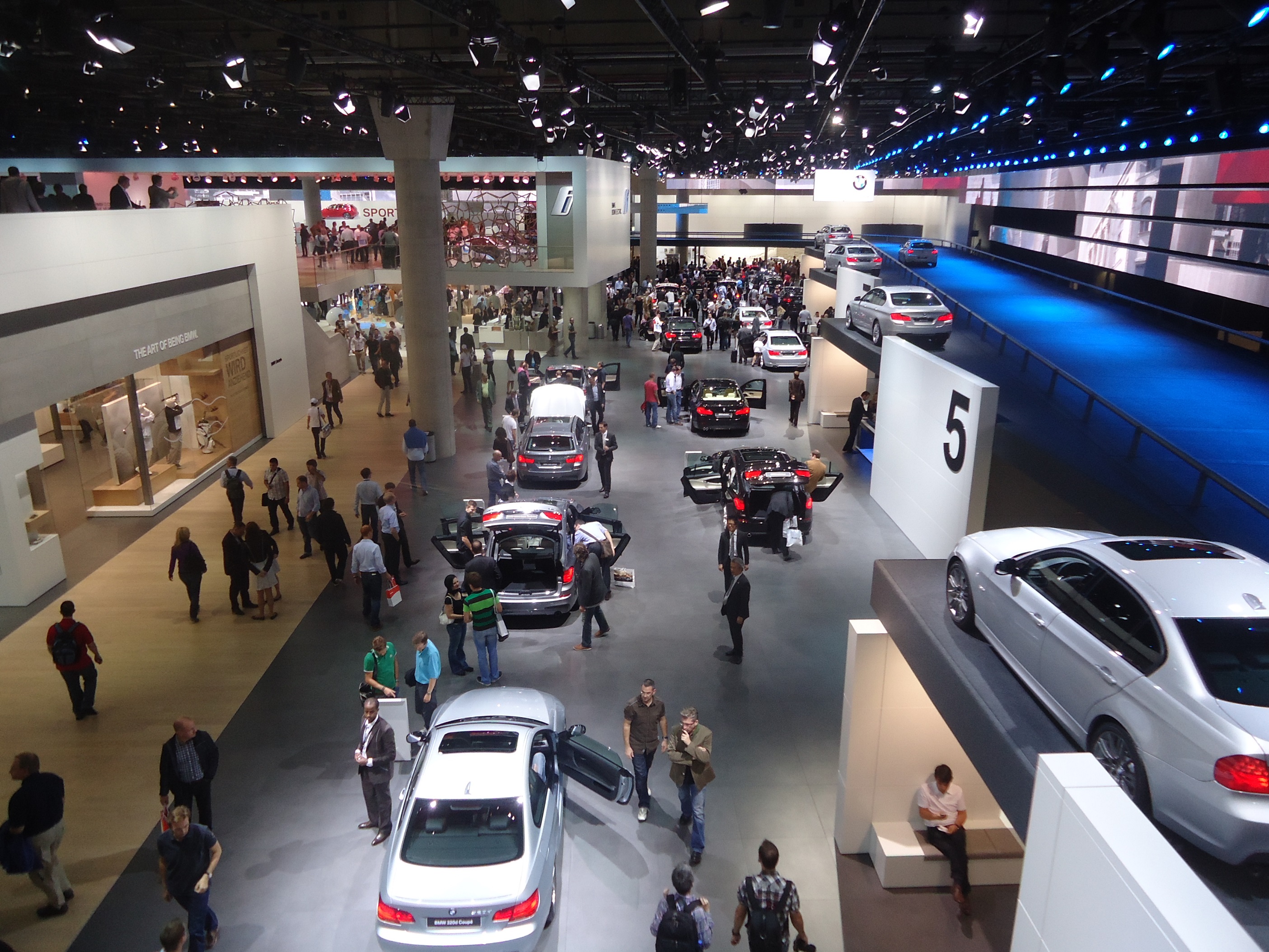 Hagyományos BMW ‘stand‘ 2013-ban, nem annyira látványos mint a Mercedes vagy az Audié de a méret eladja :)