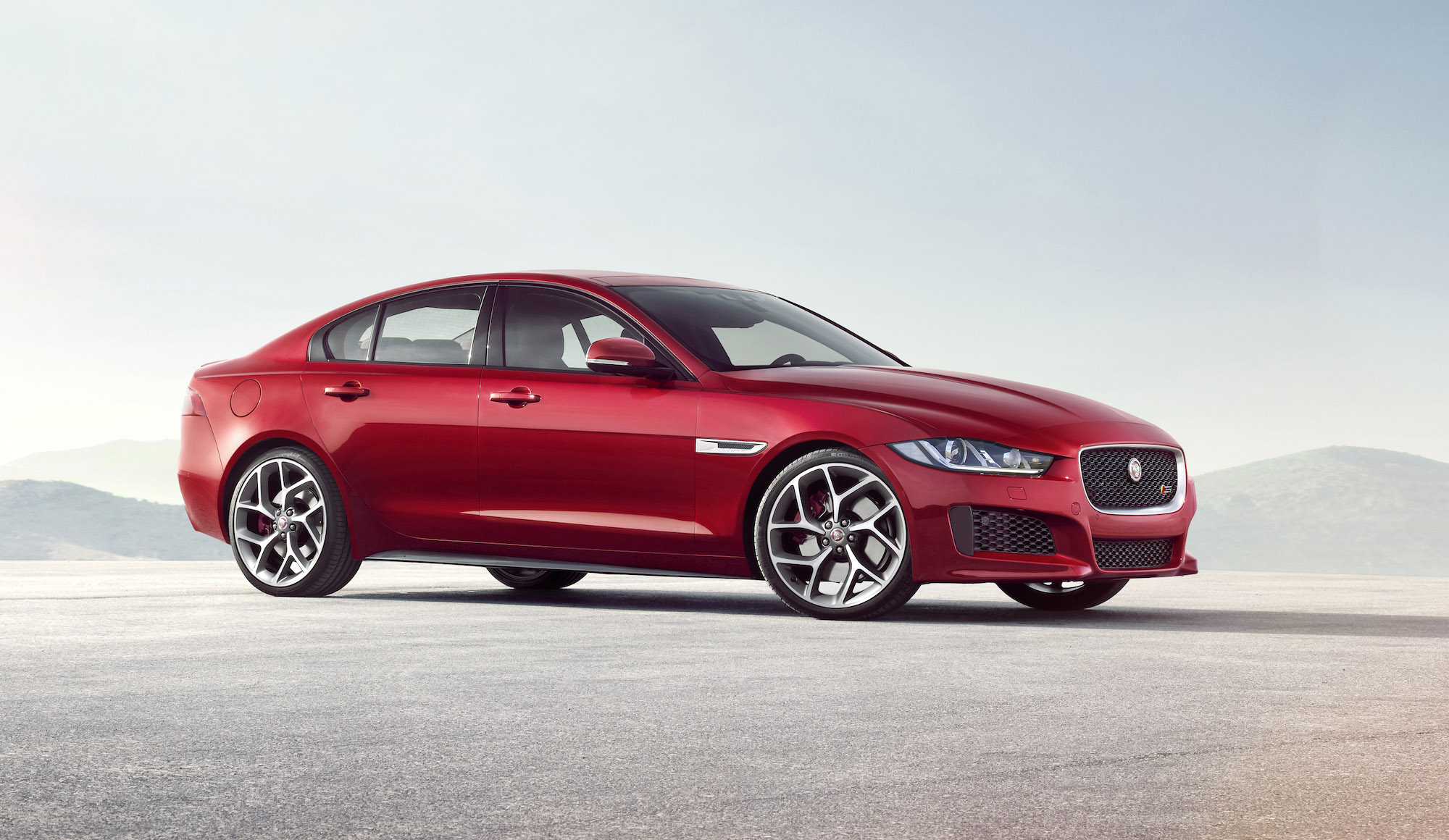 2016-jaguar-xe_100479964_h.jpg