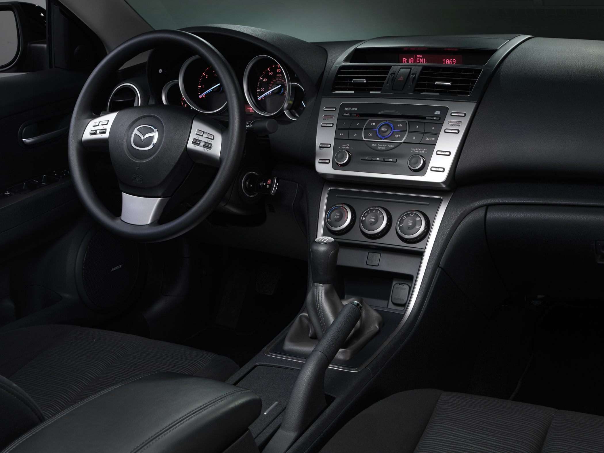 4_2013-mazda-mazda6-sedan-i-sport-4dr-sedan-interior_png_copy.jpg