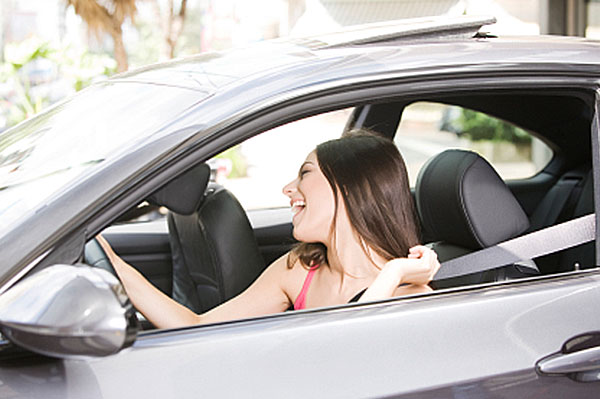 woman-singing-and-driving-car_zbdzyk.jpg