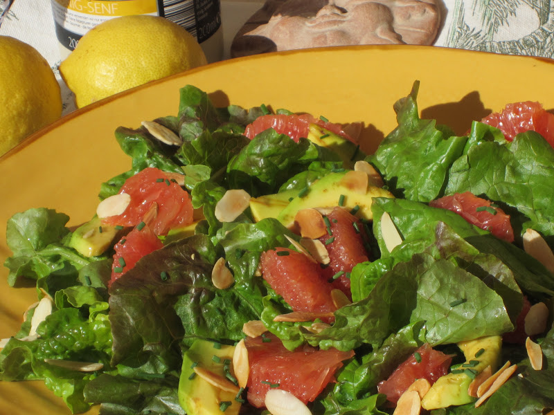 insalata con pompelmo avocado mandorle su piatto giallo.jpg