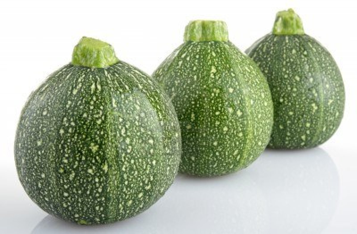 9068045-zucchine-rotonde-isolate-on-white.jpg