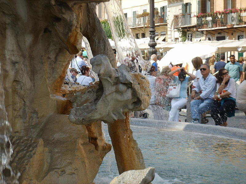 800px-Fontana_dei_fiumi,_drago.JPG