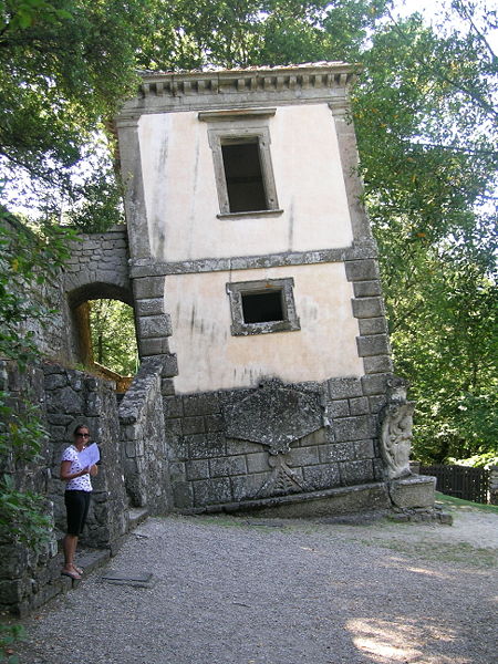 450px-Bomarzo_parco_mostri_casa_pendente.jpg