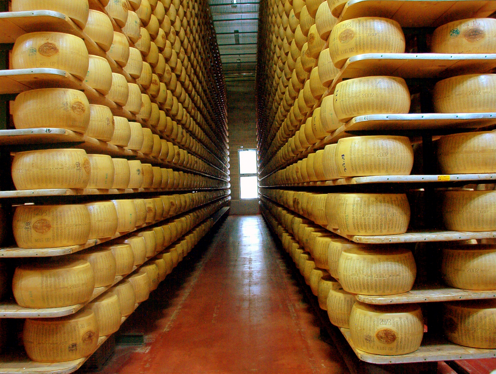 Parmigiano_reggiano_factory.jpg