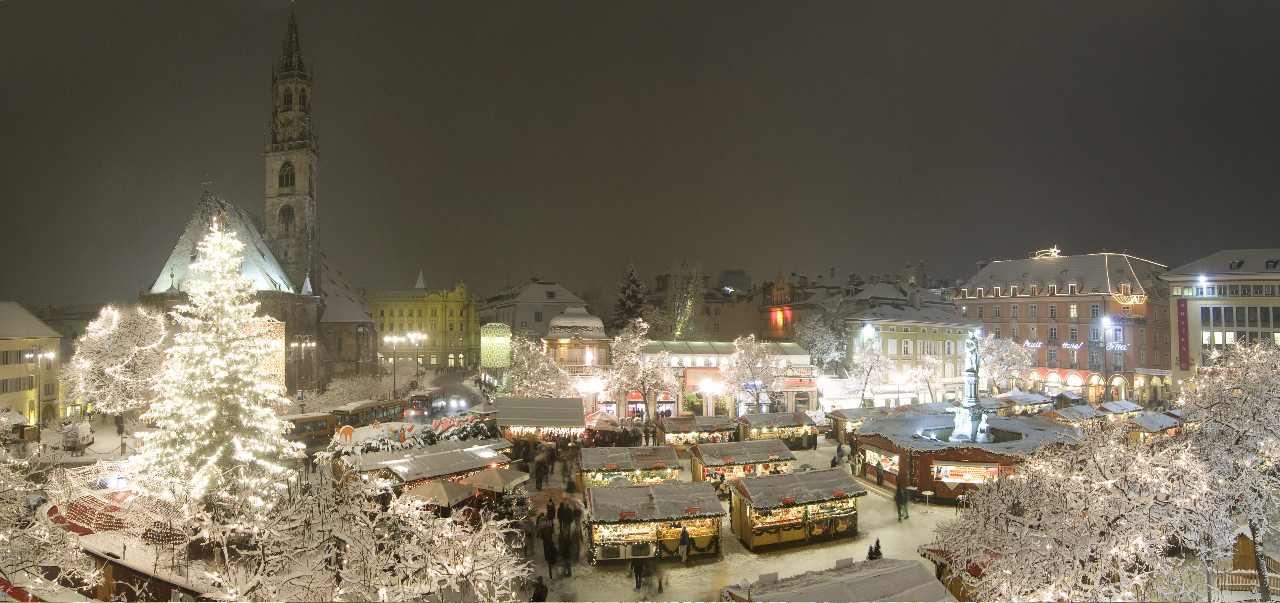 Panoramica-mercatino-di-Natale-con-la-neve.jpg