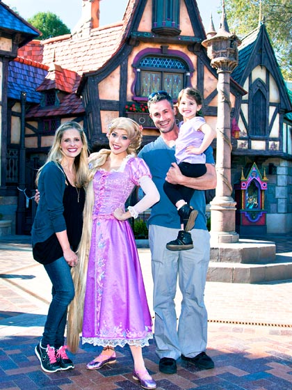 1363714699_163276385_sarah-michelle-gellar-freddie-prinze-jr-celebs-at-disney-560-5.jpg