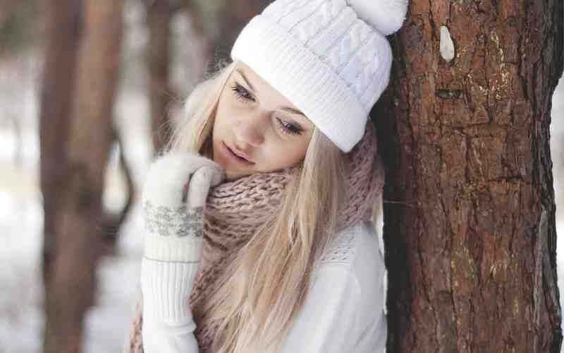 blondes women winter season snow gloves sweater scarf hats 2560x1600 wallpaper_www.wall321.com_45.jpg