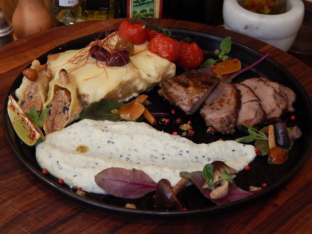 Őzes cannelloni , vaddisznó-karaj  fekete köményes szárzeller pürével