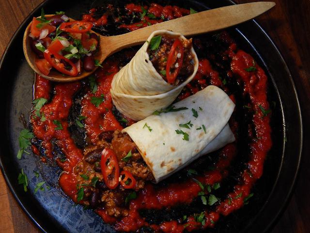 Chili con carne Nr.2 tortillában,sült paprika krémen,paradicsom salsával