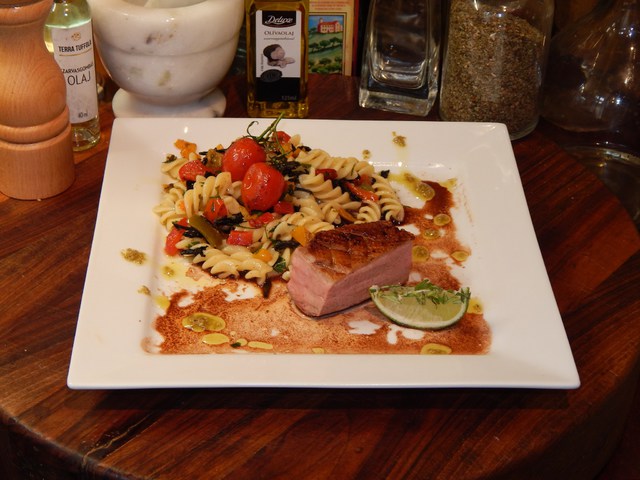 Kacsamell, paprika bruschettás fusillivel,rozmaringos tea jus-vel