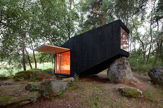 0-house-on-a-big-rock-by-uhlik-architekti_1.jpg