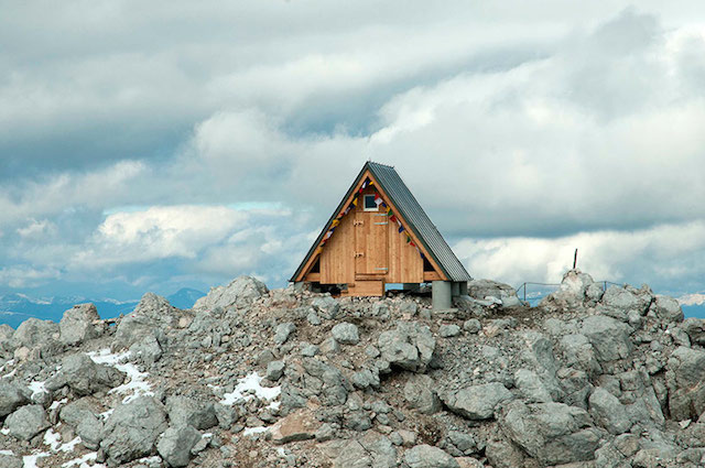 amazing-mountain-top-cabin-by-giovanni-pesamosca_1.jpg