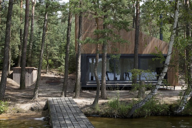 panoramic-lake-cabin-by-fam-architekti-and-feilden-mawson_1.jpg