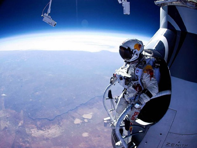 felix-baumgartner-standing-in-his-capsule-about-to-dive-640x480.jpg